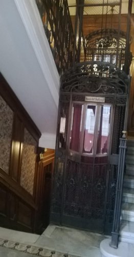 rács-ajtós liftkabin teljes felvonó a lépcsőházban,4 szintig