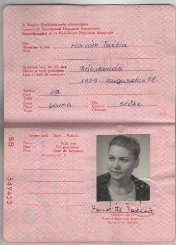 Horváth Teri művésznő munkakönyve és vörös útlevele