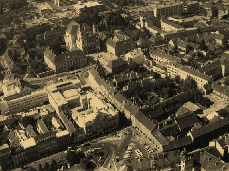 Berzsenyi és Köztársaság tér délről, Állami Áruház, Püspöki Palota, Székesegyház, épülő MMIK