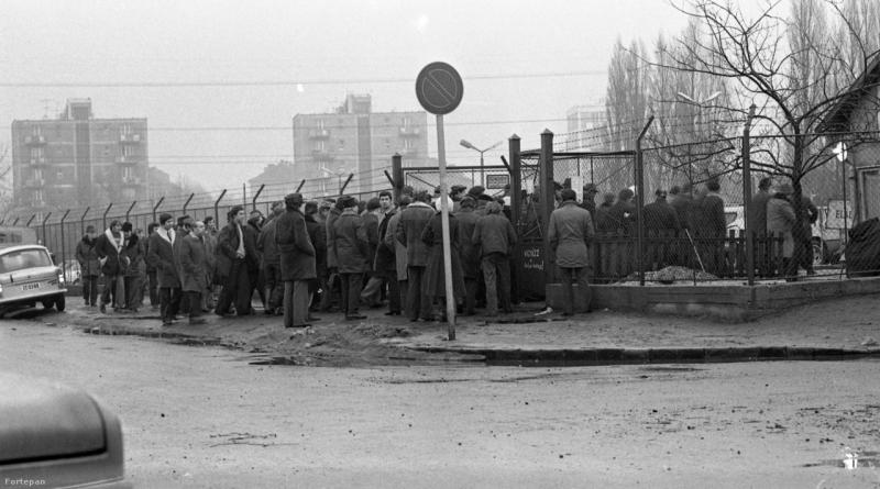 Ennyien csodálták 1977-ben a Röppentyű utcai használtautó piacon.